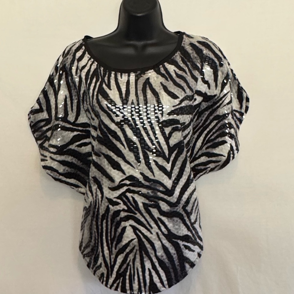 D-125 New Directions Black & White Animal Print Sequin Short Sleeve Blouse Sz PS